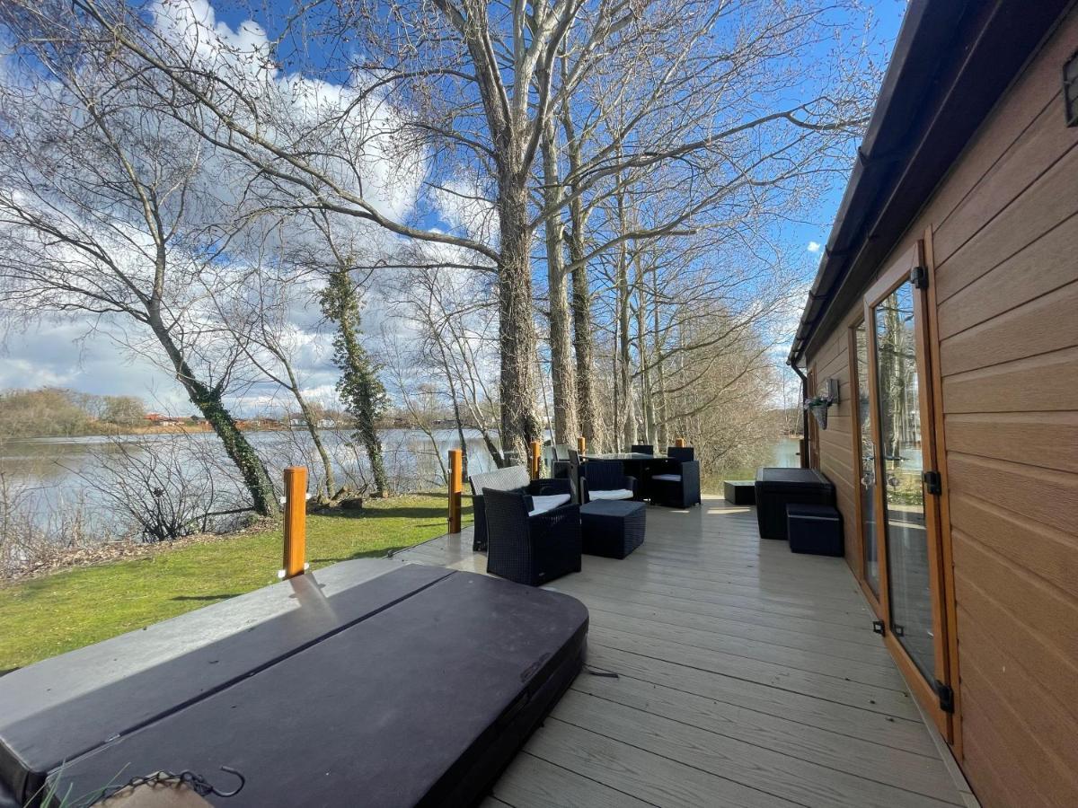 Rudd Lake Luxury Lakeside Lodge With Fishing & Hot Tub@Tattershall Exterior foto