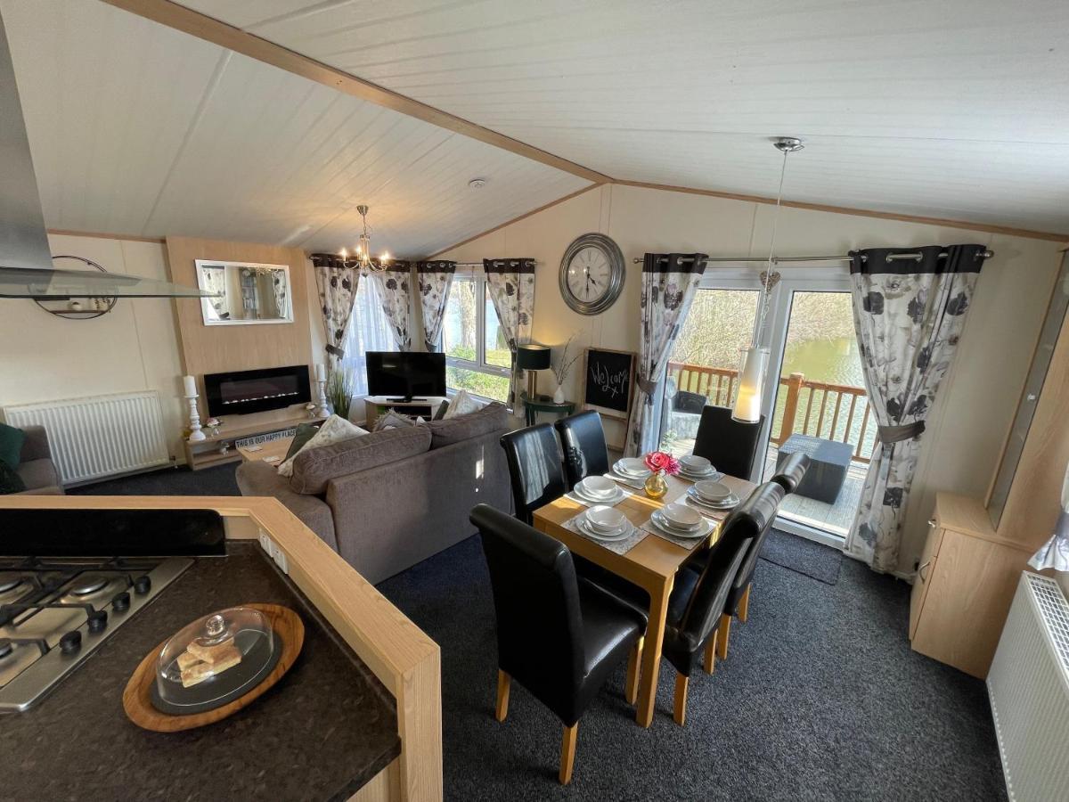 Rudd Lake Luxury Lakeside Lodge With Fishing & Hot Tub@Tattershall Exterior foto